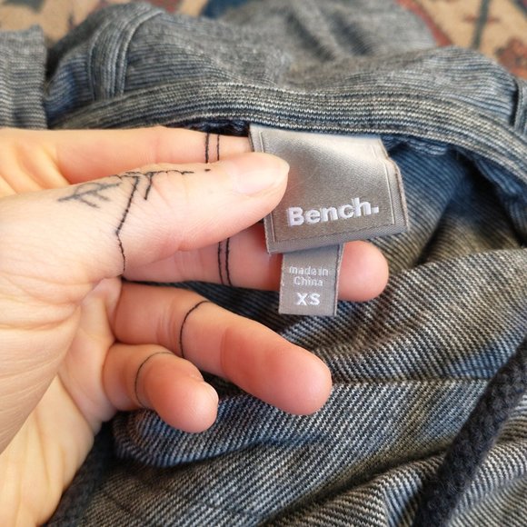 bench hoodie with mid-length arms and front pocket - Picture 6 of 6